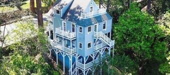 The Creekside Victorian Retreat- Charming house w/ AC & WIFI in downtown NC