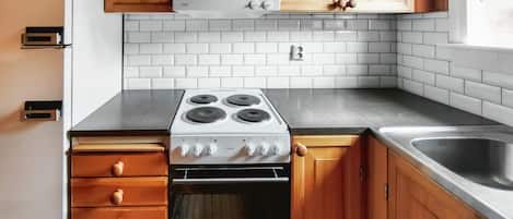 Refrigerador, parrilla de estufa, lavavajillas y cafetera y tetera