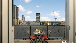 Outdoor dining - 2 BR Apartment with Car Parking in City East (Adelaide)