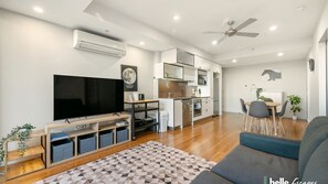 Smart TV - 2 BR Apartment with Car Parking in City East (Adelaide)
