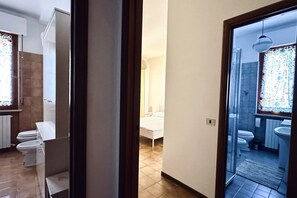 シャワー、ビデ、タオル