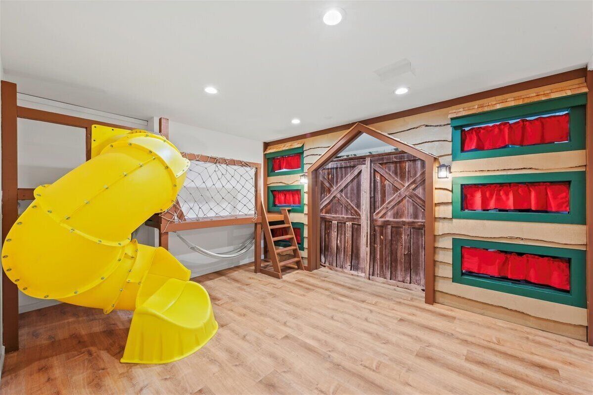 Hilltop 5 bedroom Mansion with Treehouse & Indoor slide, HotTub, Games, Firepit 