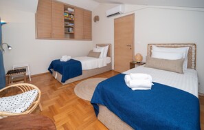 4 bedrooms, travel cot, free WiFi, bed sheets - Nice home in Kozino with sauna (Kozino)