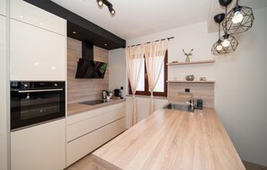 Wasserkocher mit Kaffee-/Teezubehör, Kühlschrank, Ofen, Herdplatte