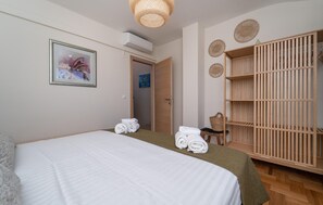 4 bedrooms, travel cot, free WiFi, bed sheets - Nice home in Kozino with sauna (Kozino)