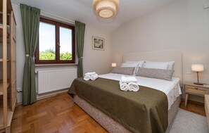 4 عدّة غرف نوم وسرير سفر وواي فاي مجانًا وملاءات أسرّة