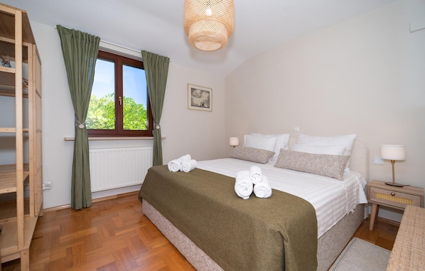 4 bedrooms, travel cot, free WiFi