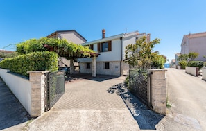 Property grounds - Nice home in Kozino with sauna (Kozino)