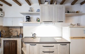 Fridge, coffee/tea maker