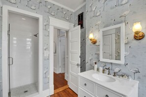 Douche, sĂšche-cheveux, serviettes fournies, savon