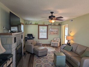 Smart TV, fireplace - Wow the View!! Prime Location on Big Barbee Waterfront (Pierceton)