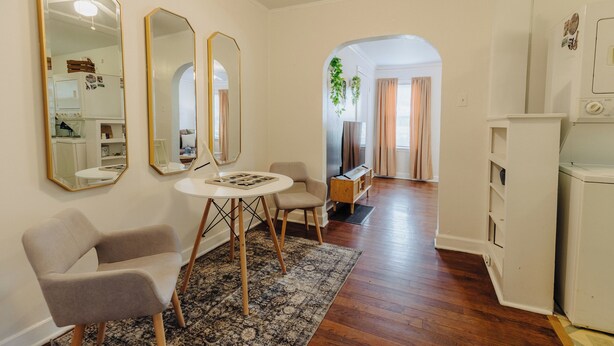 A modern living room with a dining area, a kitchen in the background, and a hallway leading to another room. - Historic Revival King Bed Liberty Bowl Memphis 895 (Memphis)