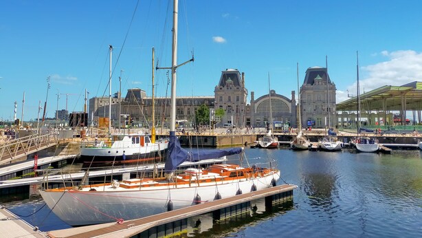 A marina with boats docked, a bridge, and a historic building in the background. - 3 bedroom nice apartment in Oostende (Oostende)