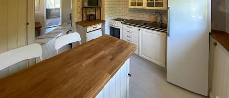 Fridge, oven, stovetop, coffee/tea maker