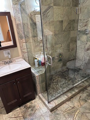 Secador de pelo, bidet, toallas, jabón