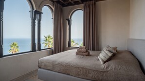 A bedroom with a large bed, a view of the ocean, and a wooden ceiling. - Villa 'Rocca' with Sea View, Wi-Fi and Air Conditioning (La Herradura)
