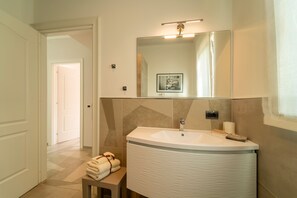 Apartment, Lake View | Bathroom | Shower, free toiletries, hair dryer, bidet