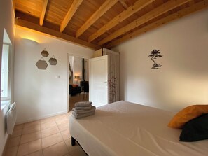 2 bedrooms, iron/ironing board, free WiFi, bed sheets