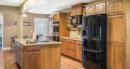 Pvt Outdoor Pool, HotTub & Yard! Near Branson Shows, Games & Ball Fields - Free Daily Tickets!