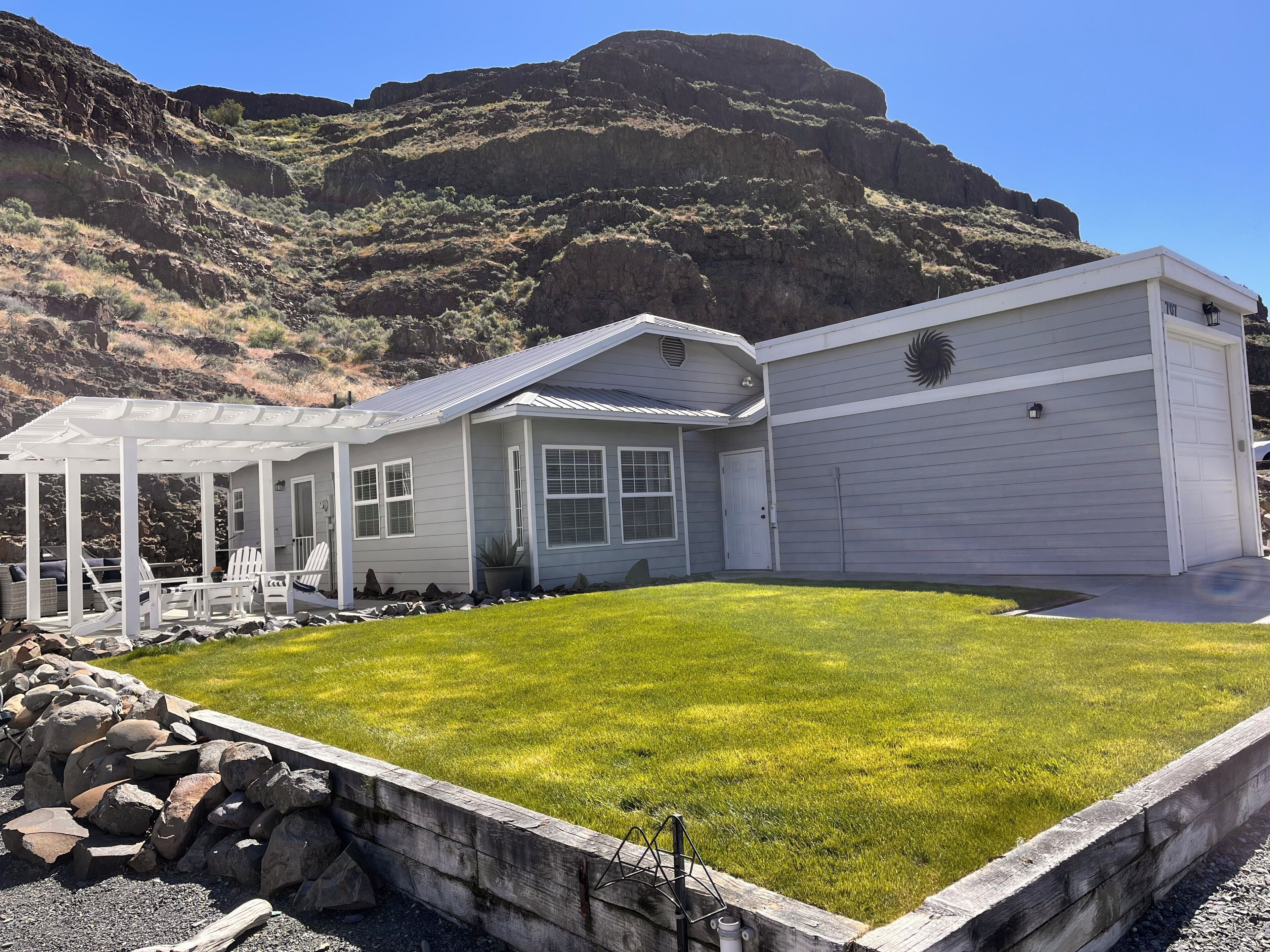 Cozy 2-bedroom cliff-side house with AC & WiFi close to the Gorge Amphitheater. 