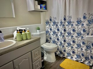 Hair dryer, towels, soap, toilet paper - Worker friendly, cozy, great location, quiet, full kitchen, WiFi,  (Sherman)