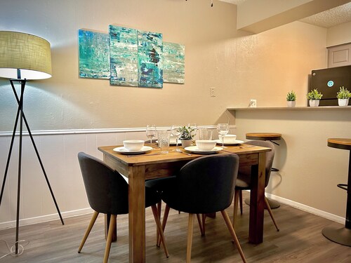 Worker friendly, cozy, great location, quiet, full kitchen, WiFi, 