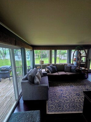 Télévision, lecteur de DVD, livres, vidéothèque