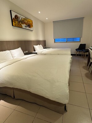 Escritorio, espacio para trabajar con laptop y wifi gratis