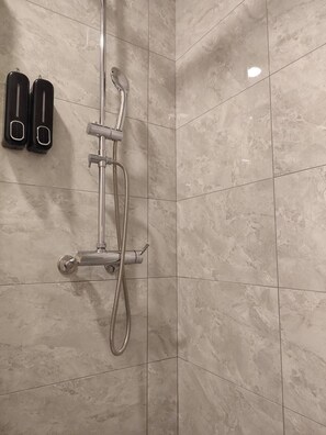 Dreibettzimmer, Mehrere Betten, Nichtraucher | Badezimmer