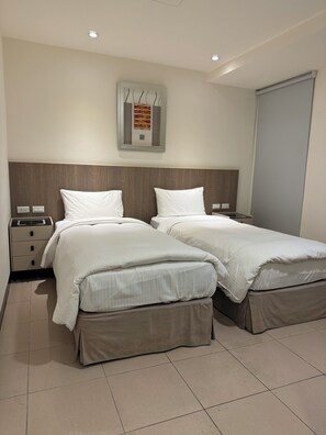 Escritorio, espacio para trabajar con laptop y wifi gratis