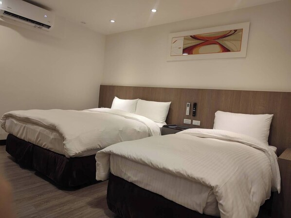 Escritorio, espacio para trabajar con laptop y wifi gratis