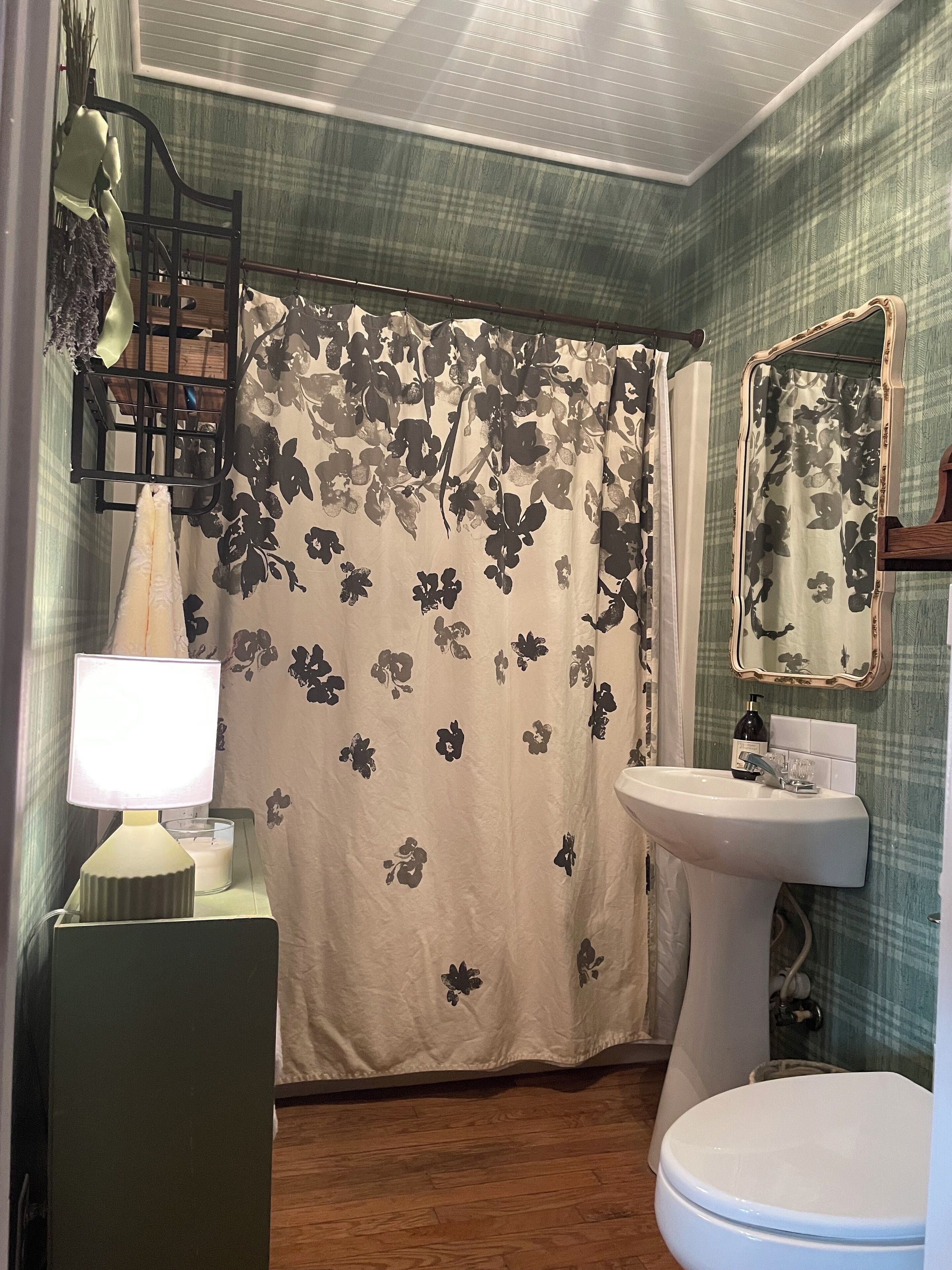 Sèche-cheveux, serviettes fournies, savon, shampoing