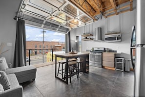 Interior - Folk Fest Available! Hip Loft with Glass Garage - Dog Friendly (Butte)