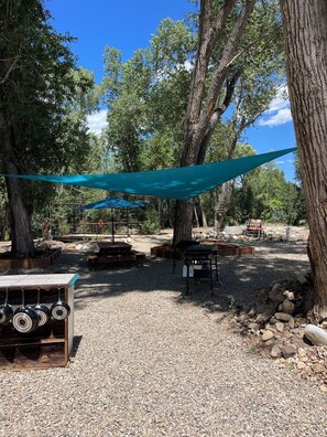 Outdoor dining - Southwest Luxury Glamping- TDown Covered Wagon (Mancos)