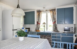 Kjøleskap, kokeplater og kaffetrakter/tekoker