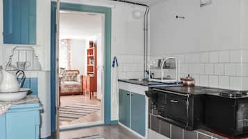 Fridge, stovetop, coffee/tea maker