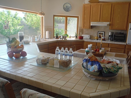 Fridge, microwave, oven, stovetop. Retreat to Wiggle Your Toes – A Private Healing Villa and Zen Escape