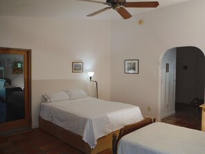 2 soverom, safe på rommet, skrivebord og strykejern/-brett