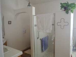 Séchoir à cheveux, serviettes fournies, savon, shampooing