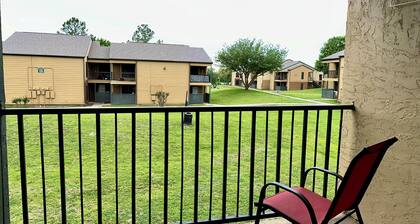 Cozy 1-bedroom apartment with AC and WiFi in charming Sherman