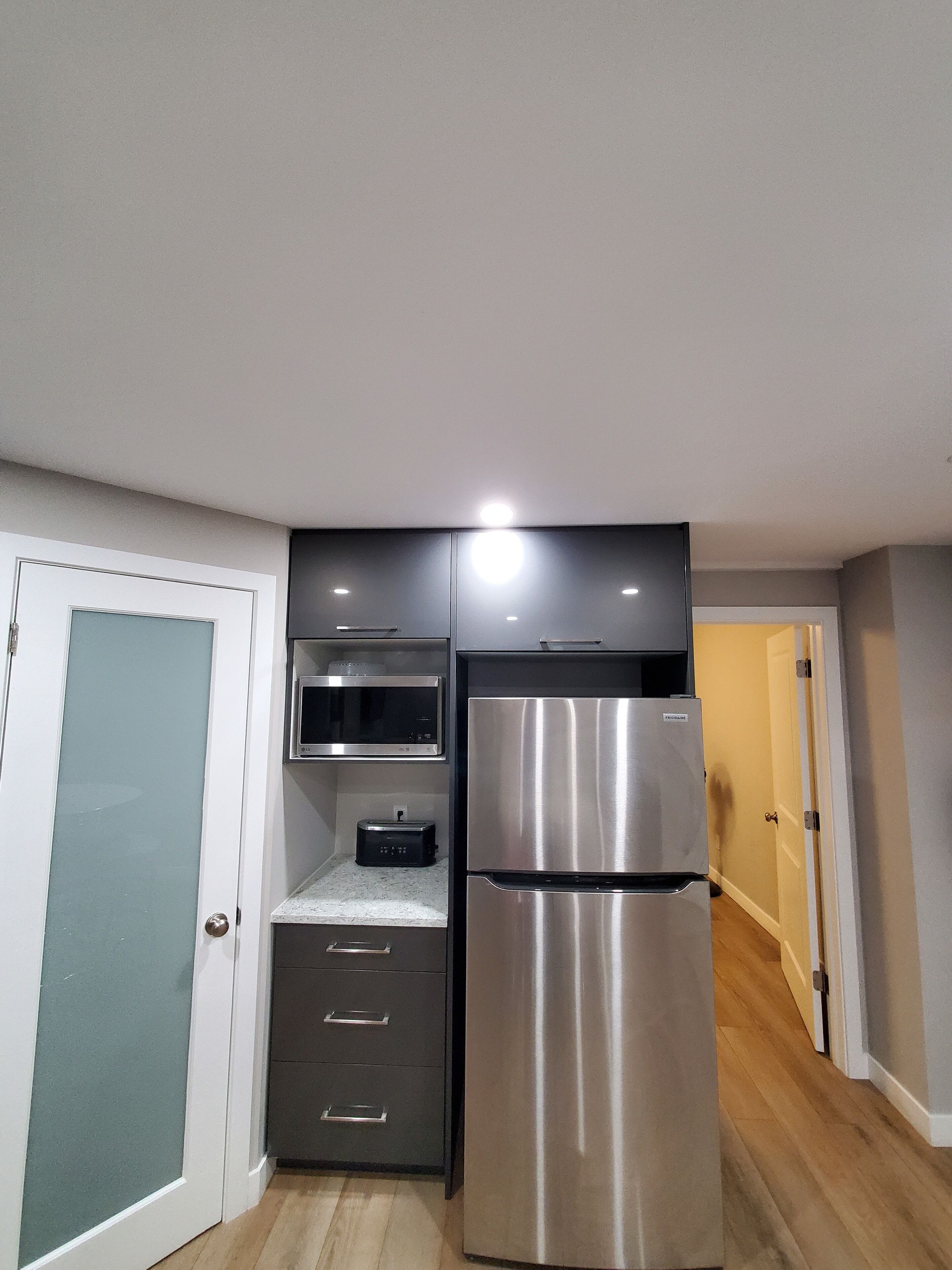 Microwave, stovetop, dishwasher, coffee/tea maker