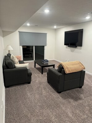 Smart TV, fireplace - Shelbyville, KY - Bourbon Trail, Horse Country and more. A modern, spacious gem. (Shelbyville)