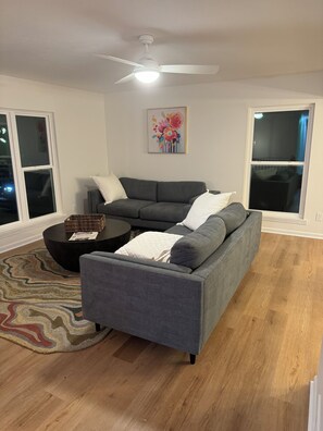 Smart TV, fireplace - Shelbyville, KY - Bourbon Trail, Horse Country and more. A modern, spacious gem. (Shelbyville)