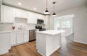 Een koelkast, een magnetron, een oven, een kookplaat