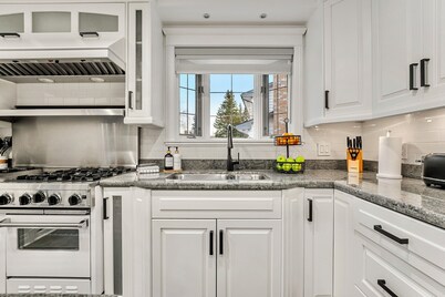 Bowmont Park Luxury Retreat w/AC