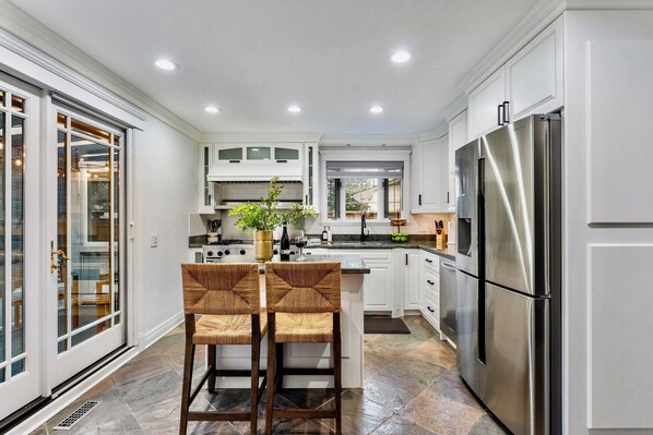 Fridge, oven, stovetop, dishwasher - Bowmont Park Luxury Retreat w/AC (Calgary)