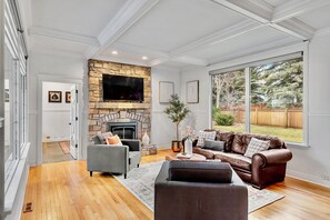 Living area - Bowmont Park Luxury Retreat w/AC (Calgary)