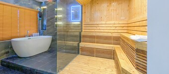 Studio w/ Bathtub & Sauna Bench 2hrs 