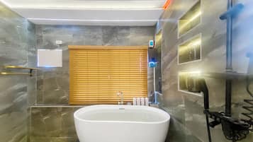 ヘアドライヤー、タオル、トイレットペーパー