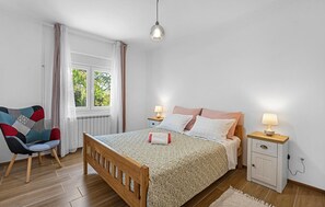3 slaapkamers, een strijkplank/strijkijzer, gratis wifi, beddengoed